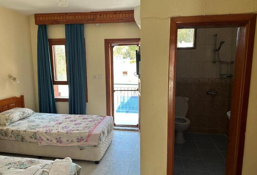 اتاق استاندارد سه نفره, St. Nicholas Pension