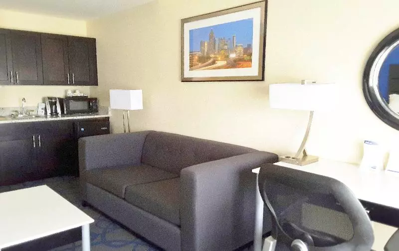 キングサイズベッドのスイートルーム, Holiday Inn Express Hotel & Suites Lawrenceville, An Ihg
