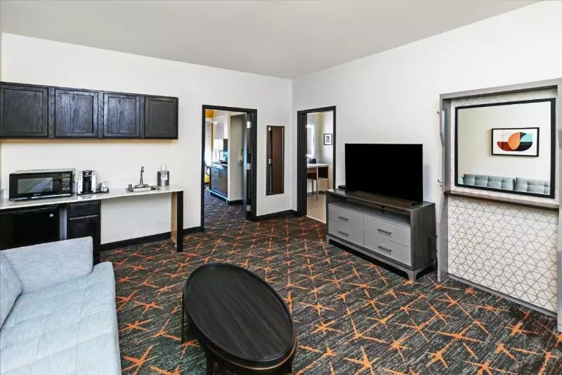 身障者適用キングサイズベッドルーム, Holiday Inn Express West Jefferson, An Ihg