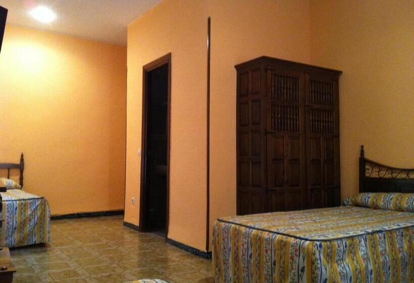 غرفة قياسية ثلاثية, Hostal Paracuellos