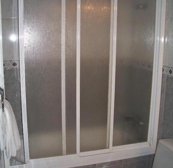 غرفة قياسية ثلاثية, Hostal Paracuellos