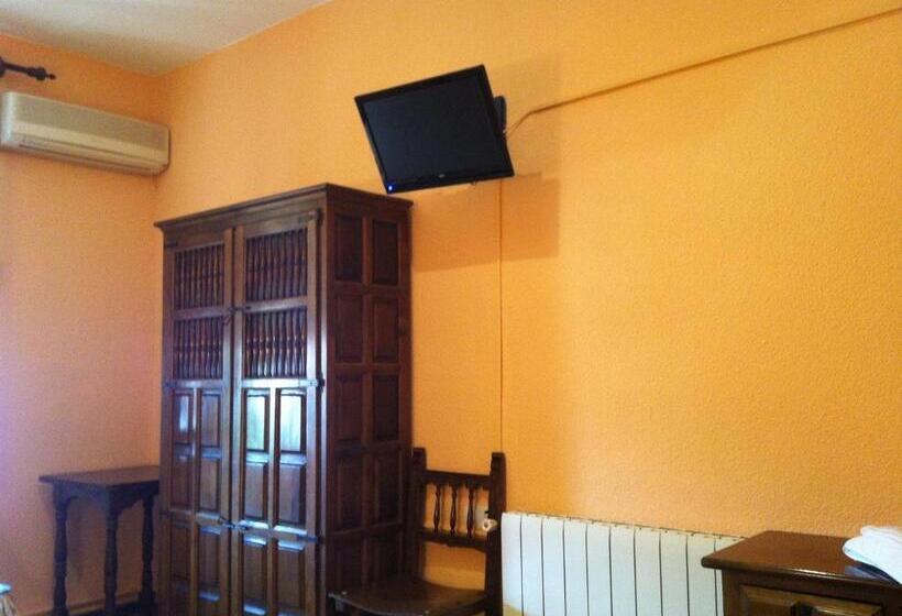 غرفة قياسية ثلاثية, Hostal Paracuellos
