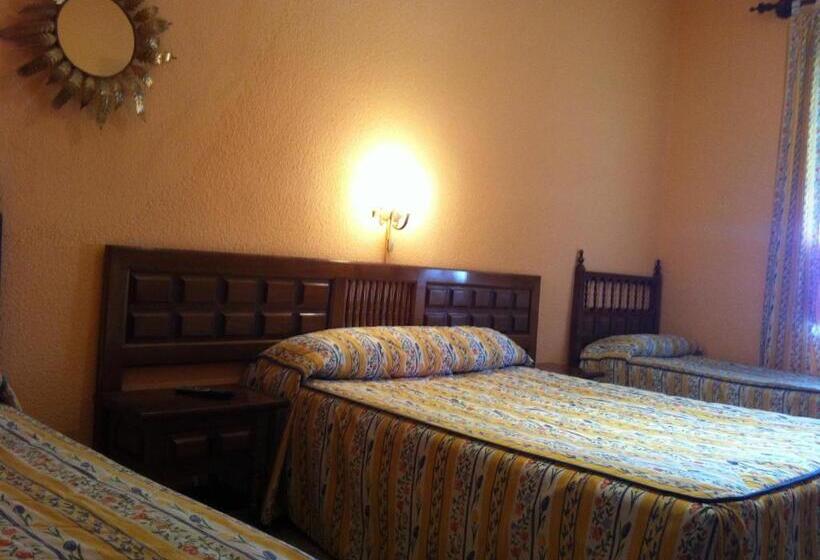 Номер Стандарт Трехместный, Hostal Paracuellos