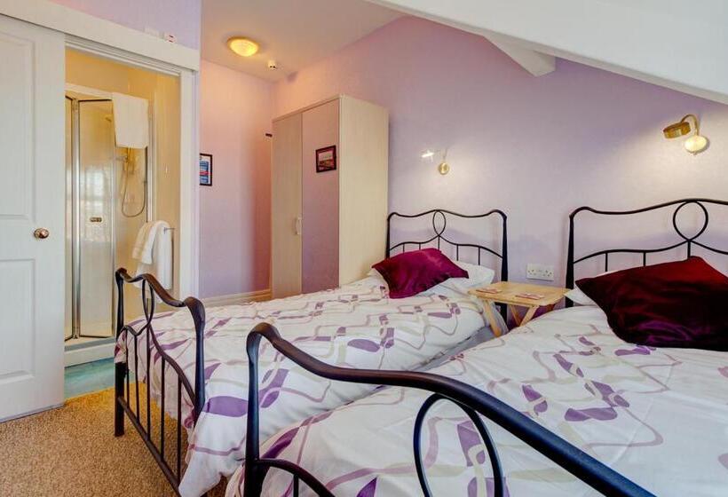 高级三人间, The Claremont