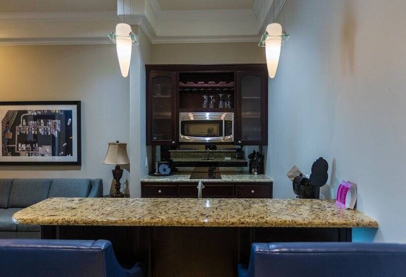 جناح, Camden On The Lake Resort