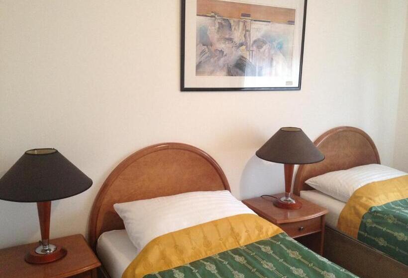 חדר סטנדרט לארבעה, Chotol