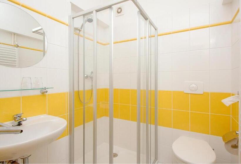 חדר סטנדרט לארבעה, Chotol