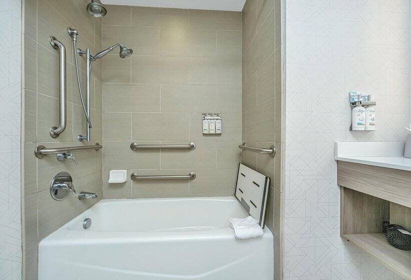 Suite Adaptée aux Personnes à Mobilité Réduite, Holiday Inn Express & Suites Charleston Arpt Conv Ctr Area, An Ihg