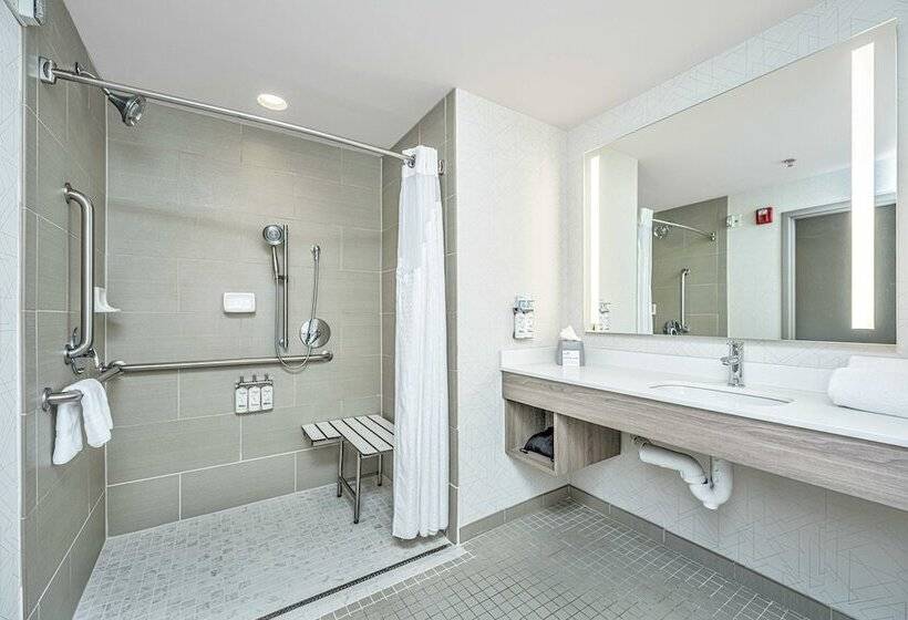 Suite Adaptée aux Personnes à Mobilité Réduite, Holiday Inn Express & Suites Charleston Arpt Conv Ctr Area, An Ihg