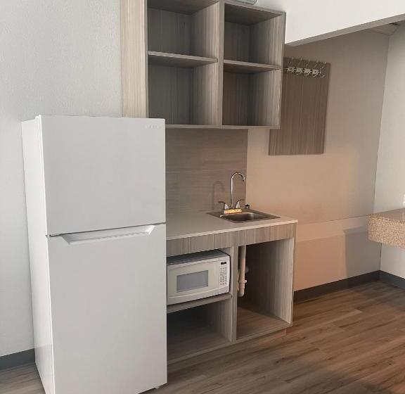 豪华工作室, Suburban Studios Pueblo North