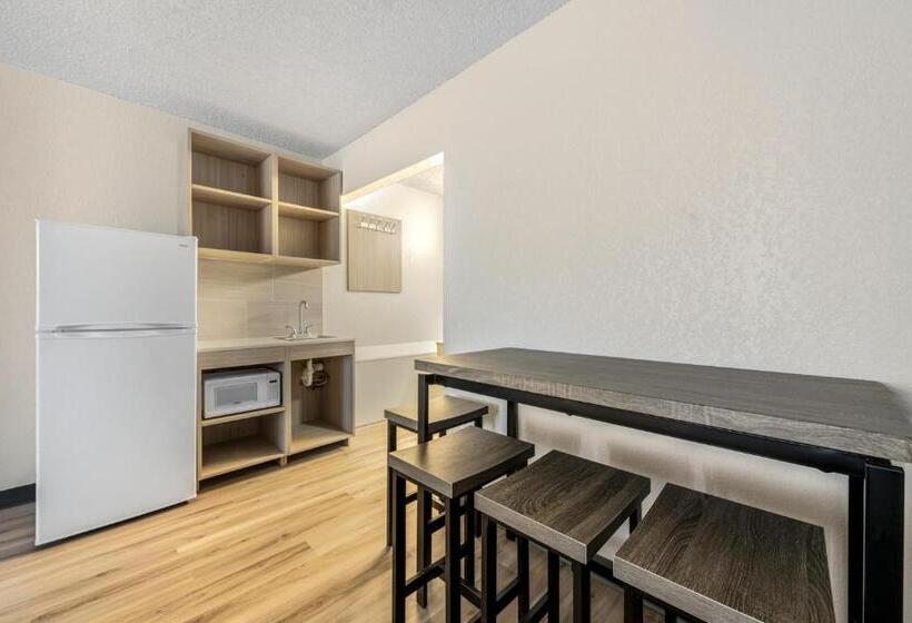 豪华工作室, Suburban Studios Pueblo North