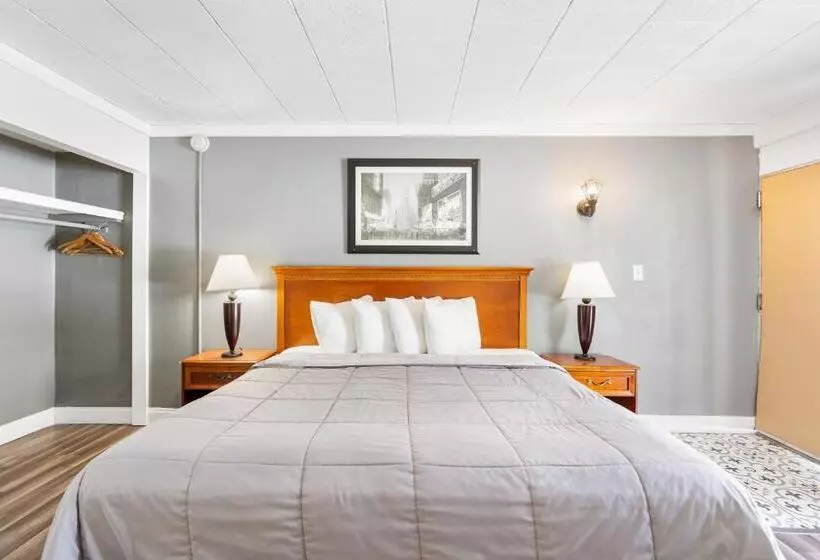 キングサイズベッドのデラックスルーム, Fairbridge Inn And Suites West Point