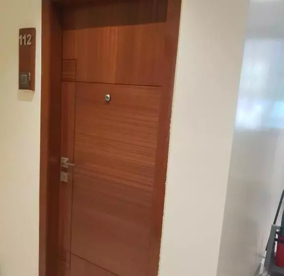 اتاق اکونومی, Milan International