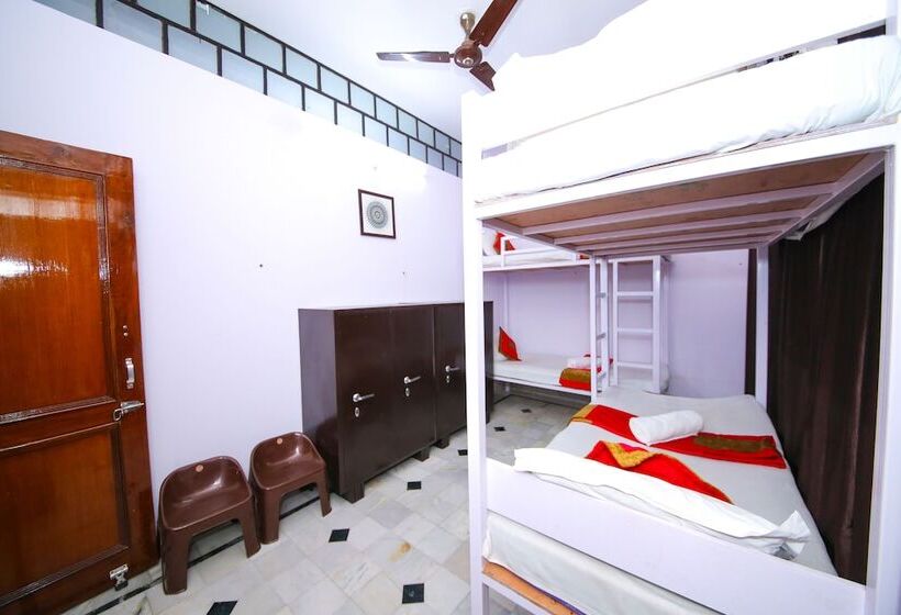 تختخواب در اتاق مشترک, Rishikesh Sadan