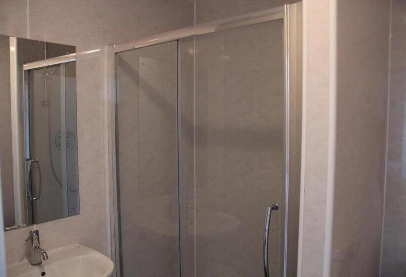 اتاق استاندارد سه نفره, Stockwood Hotel   Luton Airport