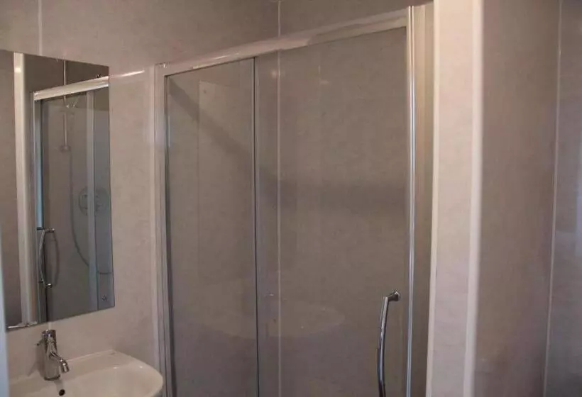اتاق استاندارد سه نفره, Stockwood Hotel   Luton Airport