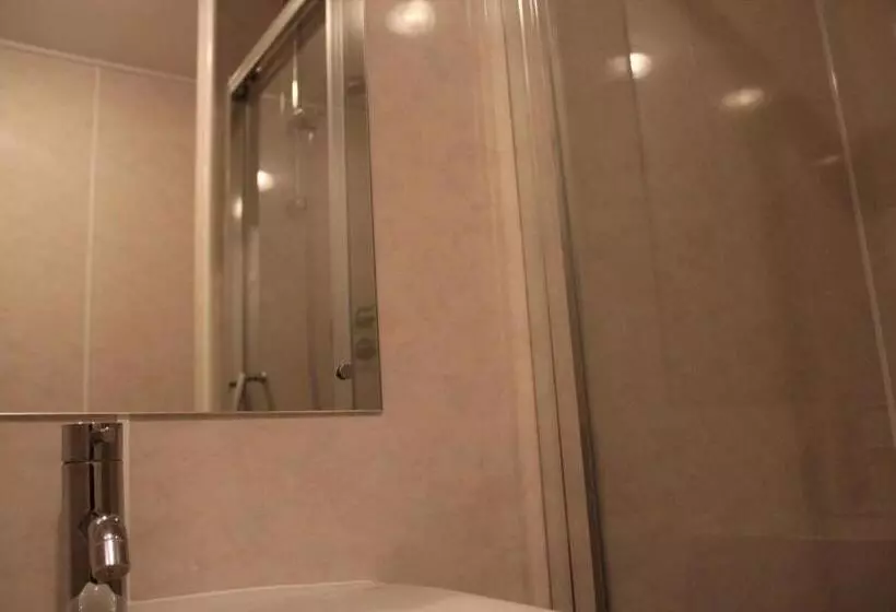 اتاق استاندارد سه نفره, Stockwood Hotel   Luton Airport