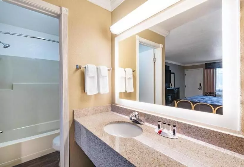 Standard-invahuone King-vuode, Super 8 By Wyndham Ukiah