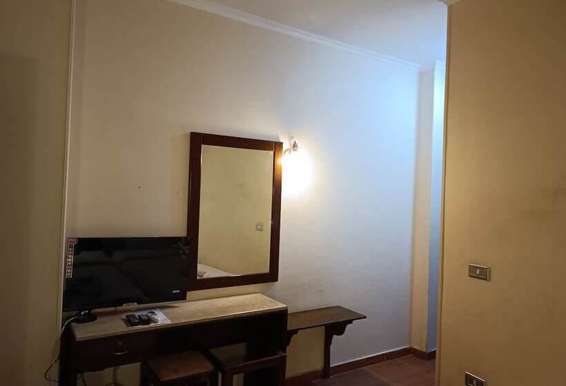 اتاق استاندارد سه نفره, Susanna