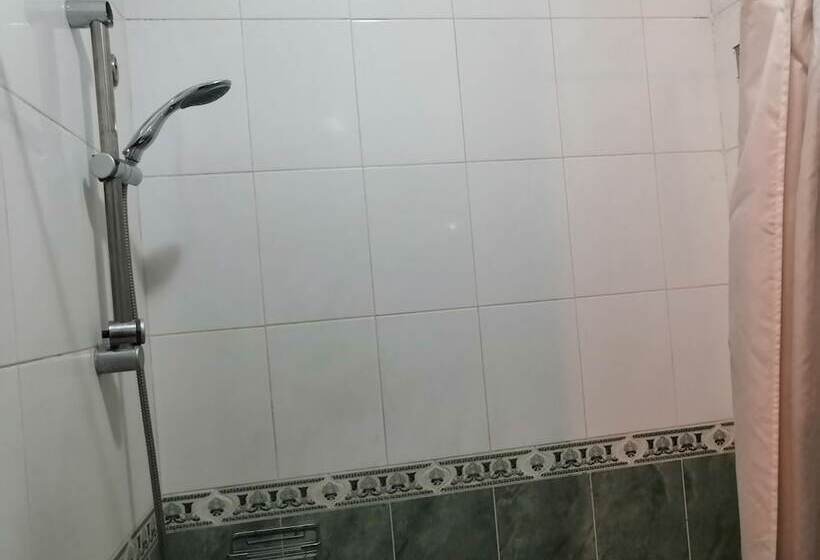 اتاق استاندارد با چشم‌انداز, Susanna