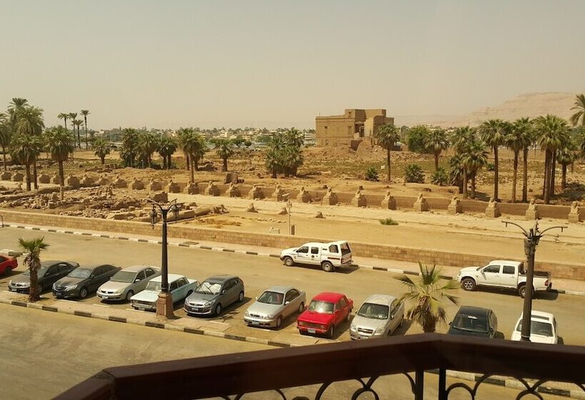 اتاق استاندارد با چشم‌انداز, Susanna