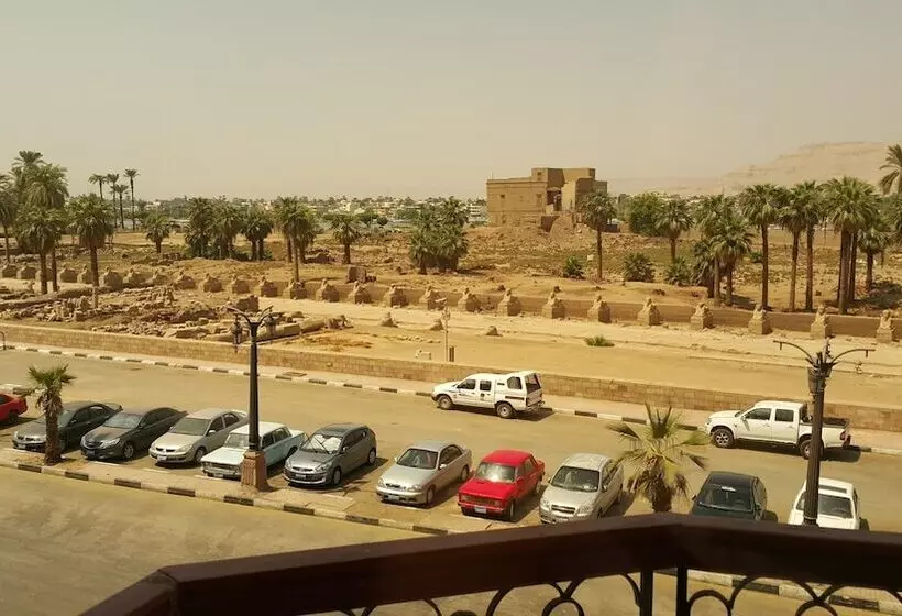 اتاق استاندارد با چشم‌انداز, Susanna