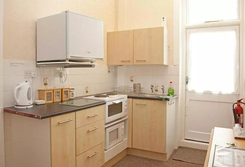 اتاق استاندارد سه نفره, The Meltham Guesthouse Scarborough