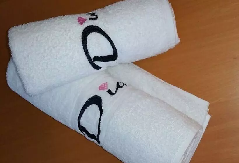 اتاق استاندارد سه تخته با سرویس بهداشتی مشترک, Diamonds Villa Near York Hospital