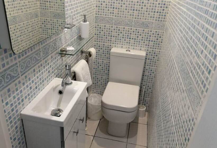 标准单人间, Rosemullion