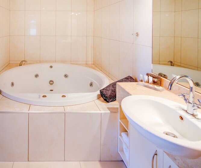 デラックススタジオ, Emerald Spa Motor Inn