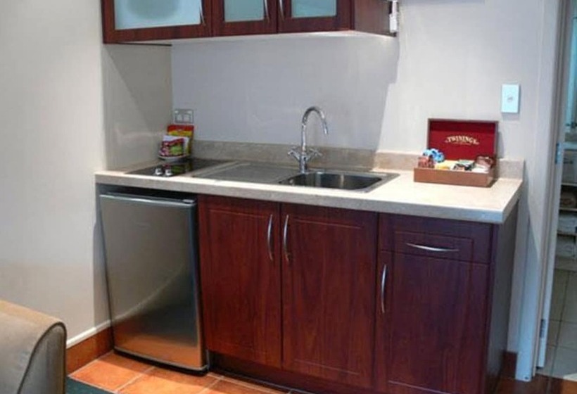 デラックススタジオ, Emerald Spa Motor Inn