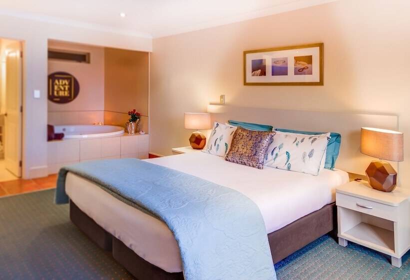 استودیوی سوپریور, Emerald Spa Motor Inn