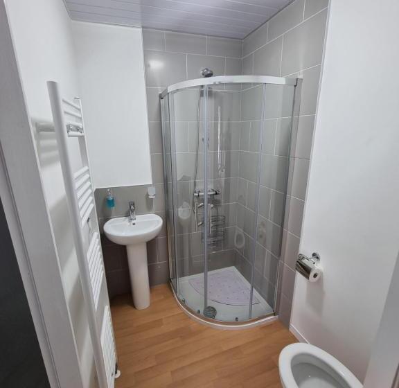 Deluxe Kolmen Hengen Huone, Langley House