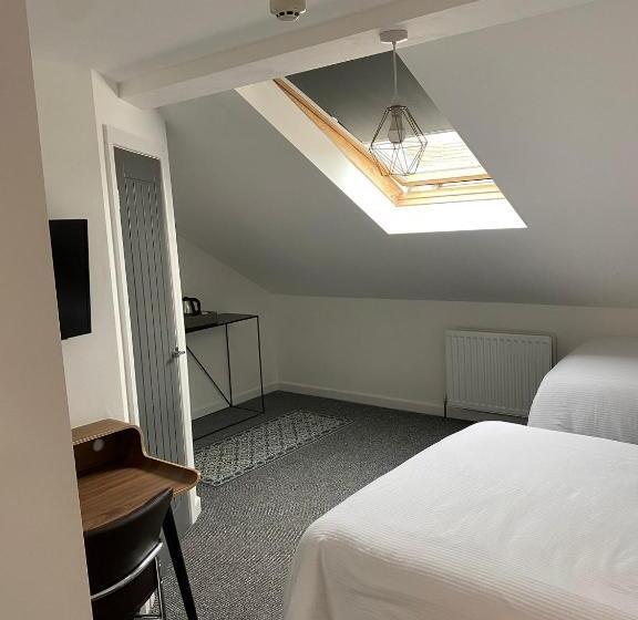 Deluxe Kolmen Hengen Huone, Langley House