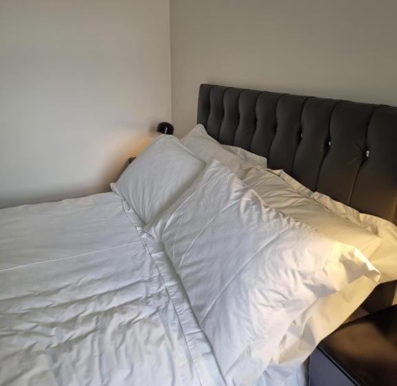 Deluxe Room, Langley House