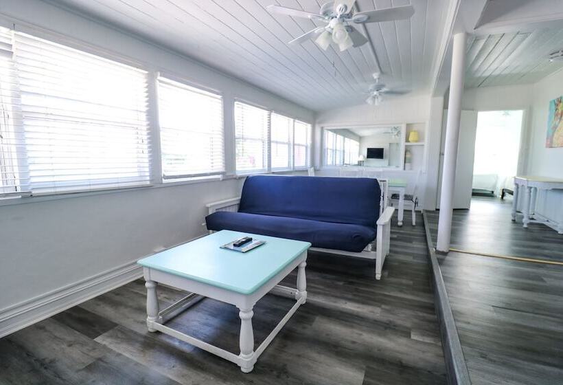 جناح عائلي, Drop Anchor Resort & Marina