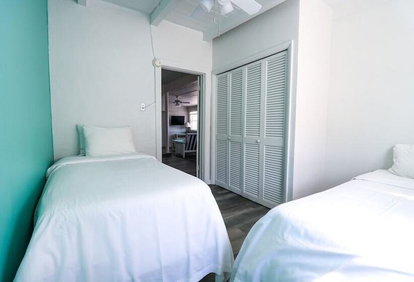 جناح عائلي, Drop Anchor Resort & Marina