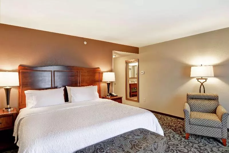 キングサイズベッドのスタンダードルーム, Hampton Inn And Suites New Hartford/utica