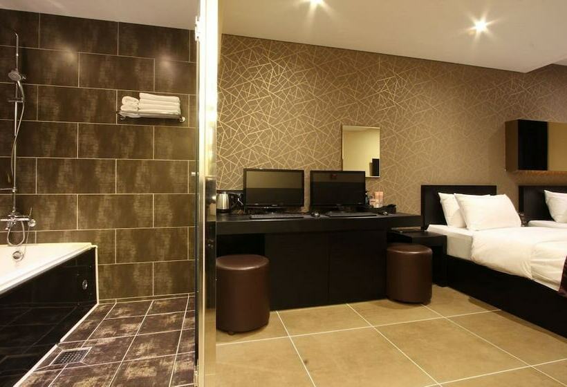 Quarto Deluxe, Pavia