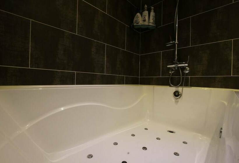 Quarto Deluxe, Pavia