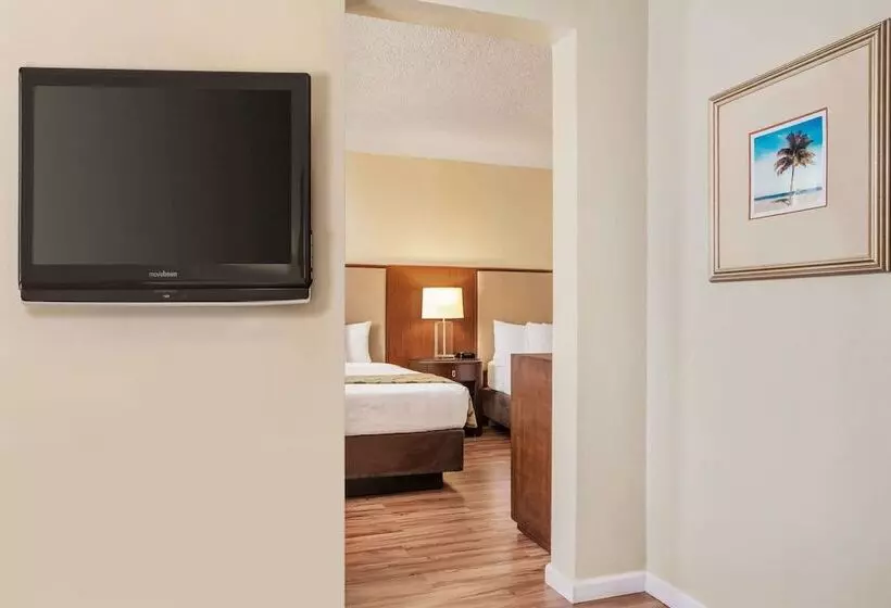 Deluxe Studio, Belmont Inn & Suites