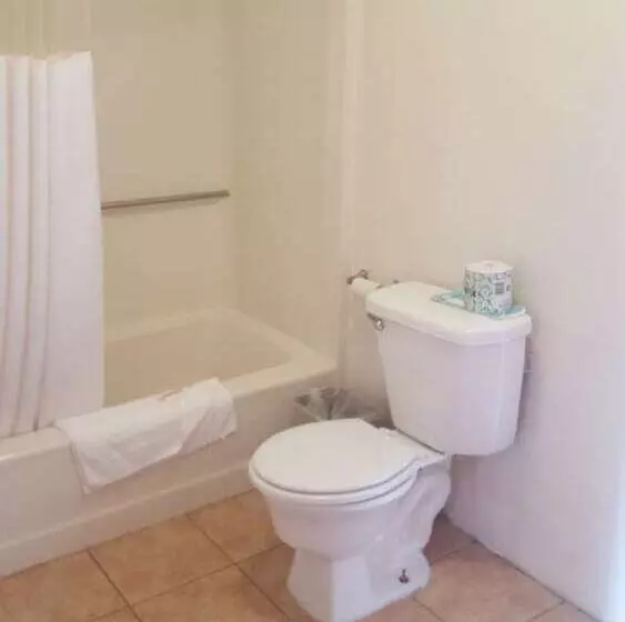 ２ダブルベッドのスタンダードルーム, Red Carpet Inn Pulaski