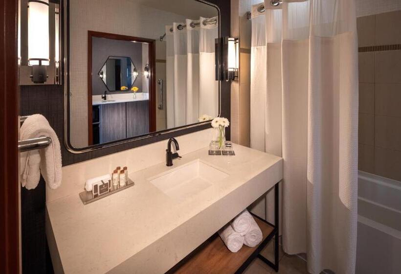 キングサイズベッドのスイートルーム, Silver Cloud Hotel   Seattle Stadium
