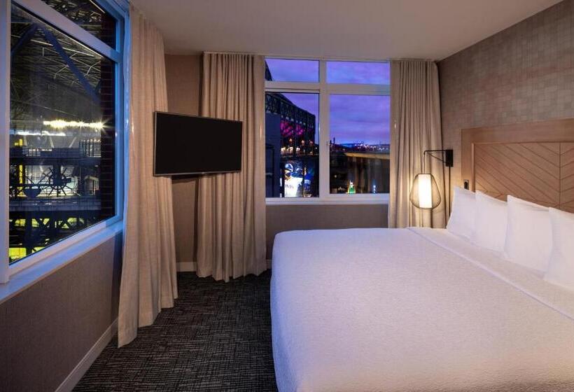 스위트 킹사이즈 침대, Silver Cloud Hotel   Seattle Stadium