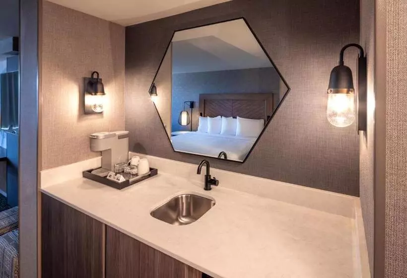 اتاق لوکس با تخت بزرگ, Silver Cloud Hotel   Seattle Stadium