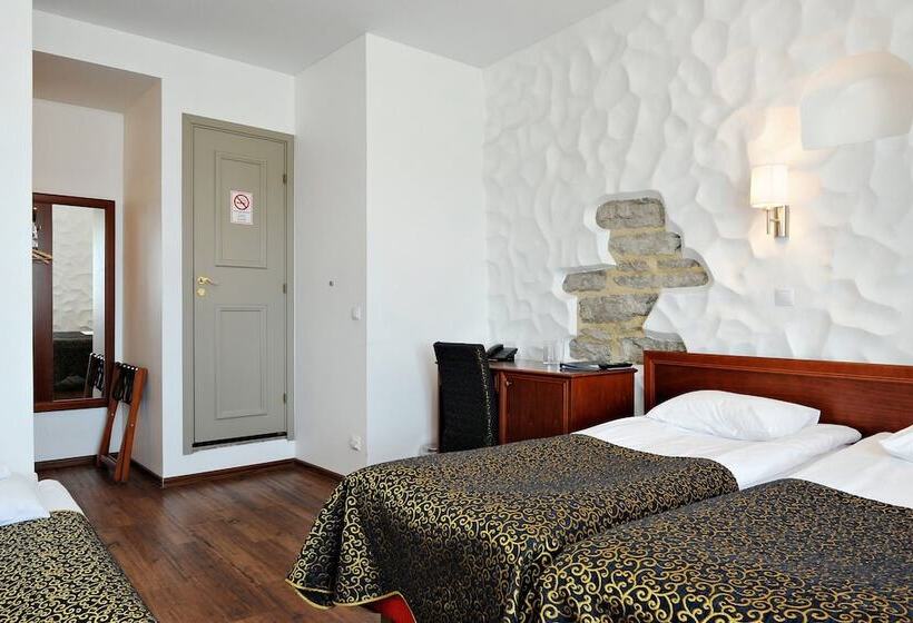 اتاق استاندارد سه نفره, Gotthard Residents