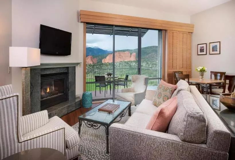 プレミアムスイート, Garden Of The Gods Resort & Club