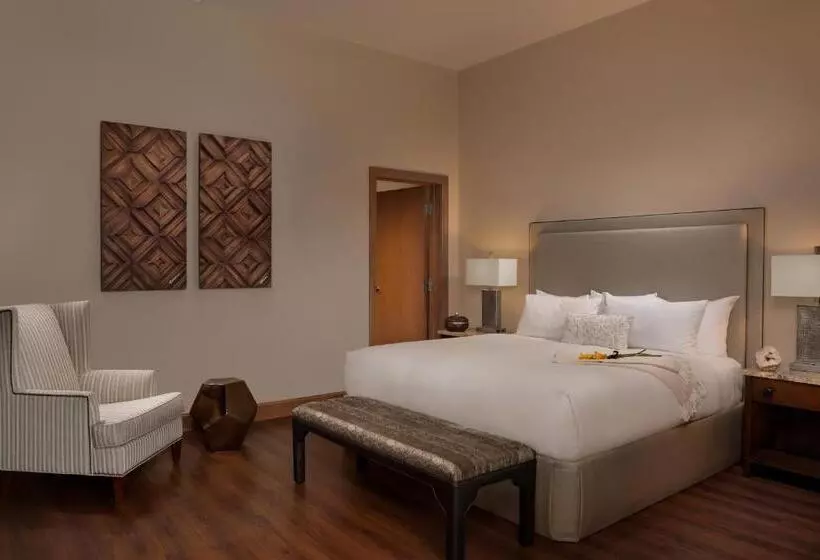 プレミアムスイート, Garden Of The Gods Resort & Club
