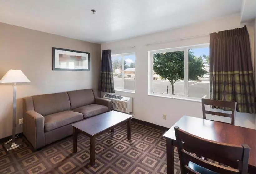 キングサイズベッドのスタンダードルーム, Red Lion Inn & Suites Kennewick Tri Cities