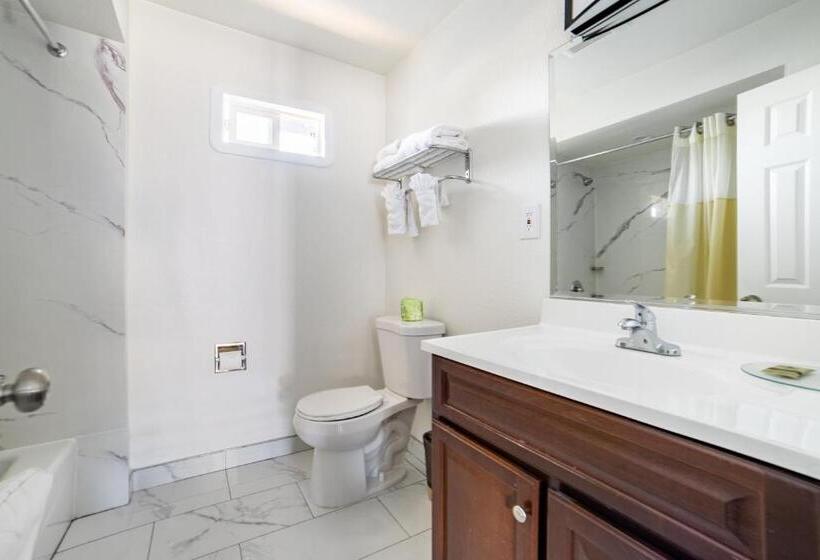 장애인을 위한 킹사이즈 침대 스탠다드 룸, The Monterey Fireplace Inn